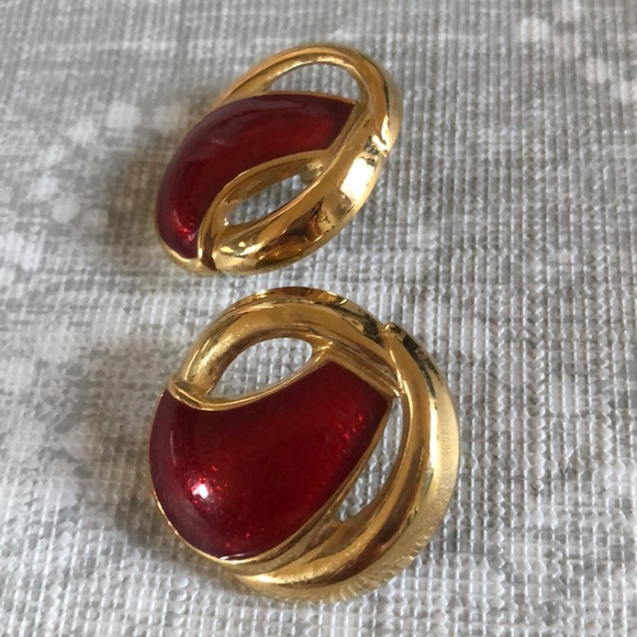 Avon Vintage Pierced Earrings Red Goltone - Picture 2 of 3